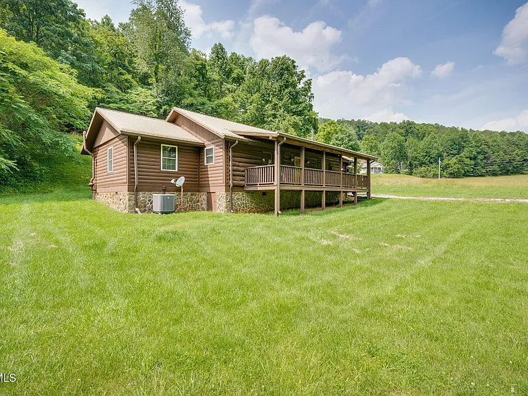 Charming TN Log Cabin!! Blending classic log cabin appeal, country living, and exceptional maintenance. $330,000