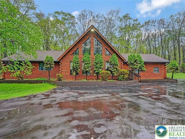 Spectacular Log-Style Sided Home – A Nature Lover’s Dream!
