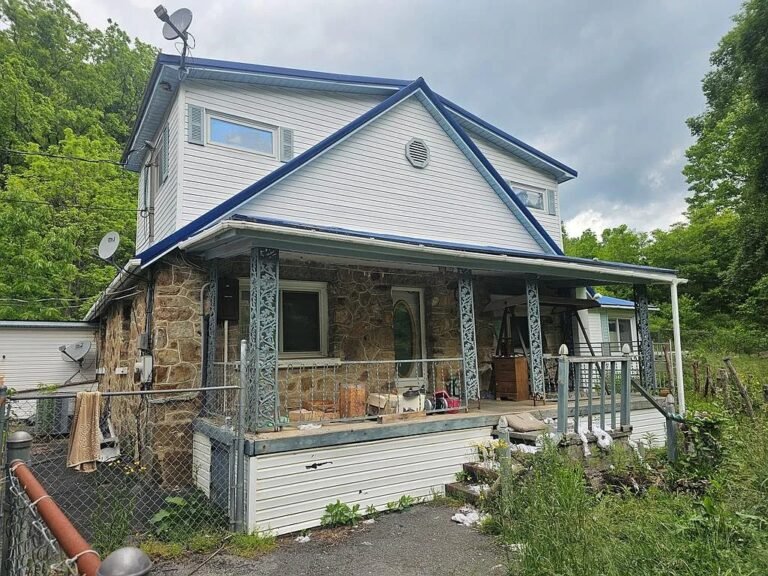 Spacious 5-Bedroom Home with 28 Acres in Cedar Bluff, Virginia