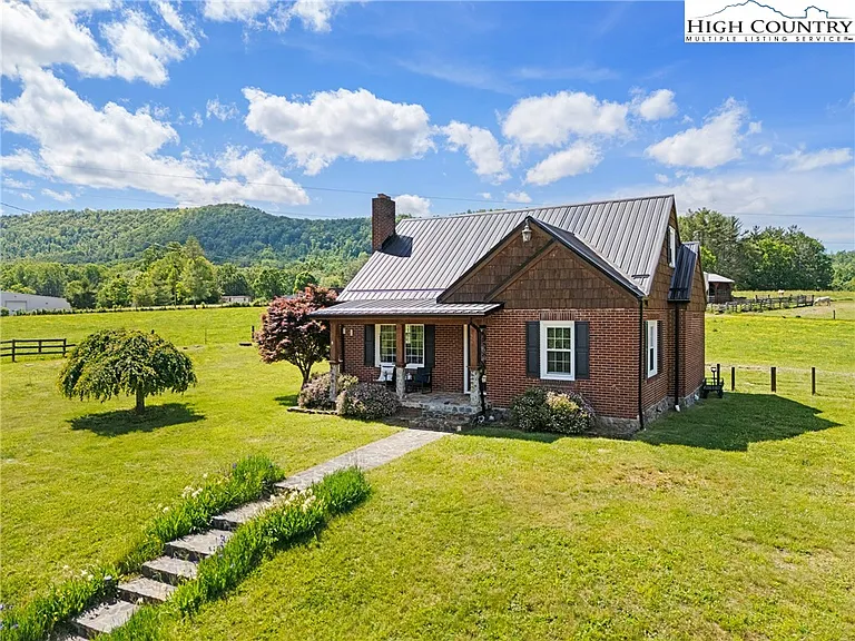 Just minutes from the heart of the Jeffersons, this 3bed/1.5bath cottage is exactly what you’ve been waiting for! $325,000