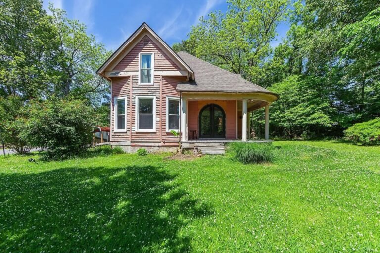 Farmhouse with Acreage in Halls, Tennessee