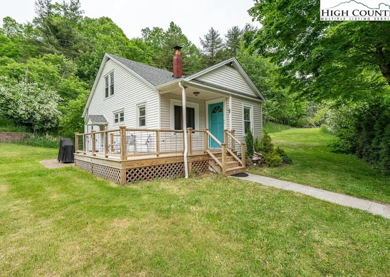 Charming 3BR Cottage – Minutes from Downtown West Jefferson! $275,000