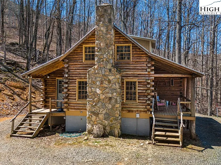 This is what you have been looking for! Escape to your dream log cabin retreat!