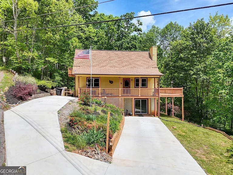 Charming Mountain Cabin Retreat Near Bell Mountain Nestled in the heart of nature and backed by forest service land,