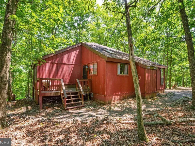 Cozy 3BR/2BA Cabin in The Woods Resort – Perfect for Full-Time Living or Weekend Escapes $250,000