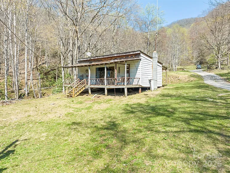 Drive into this mountain paradise and discover a hidden gem surrounded by nature’s finest. $160,000