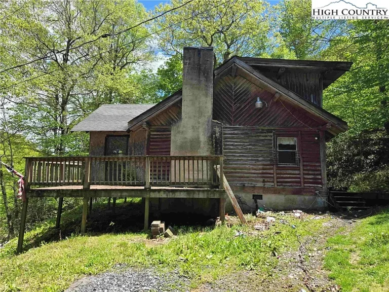 CONTRACTOR / HANDYMAN SPECIAL – Prime Boone Location on Bamboo Road $179,000