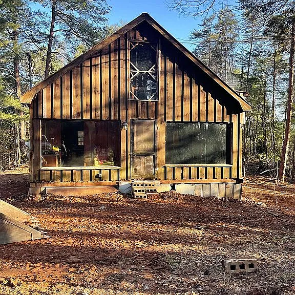 OR SALE—LOCATION- Tellico Plains Tennessee cabin off fingerboard road for sale with 5 1/2 acres of unrestricted $180,000