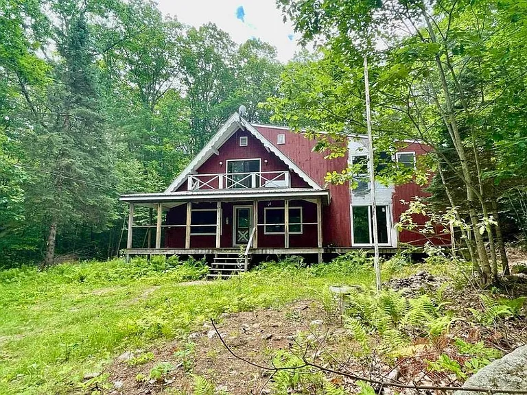 Dynamite location, quiet private dead end rd, yet conveniently located 10 minutes from lakes, $239,000