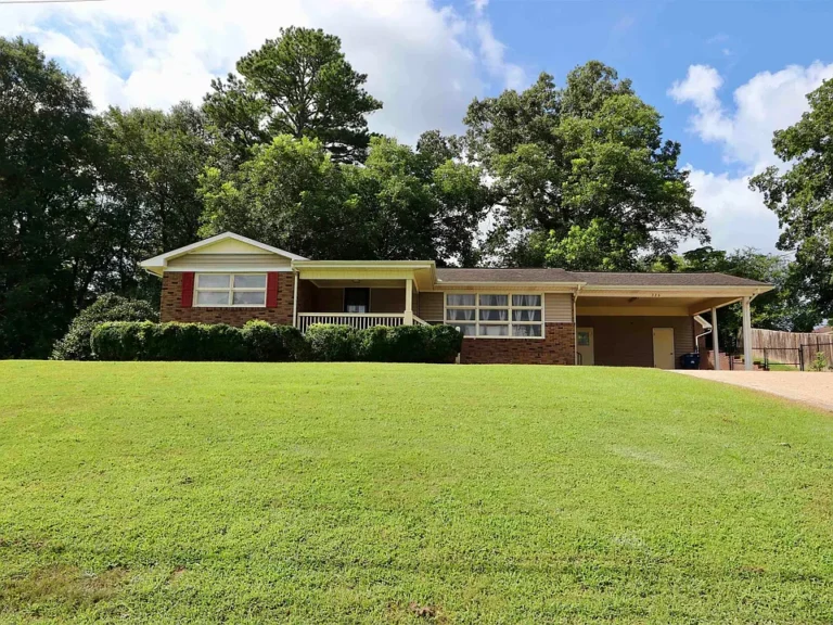 Charming 3BR/2.5BA Home with Detached Garage & Bonus Space | 326 Chickasaw Drive – Anniston, AL $199,000