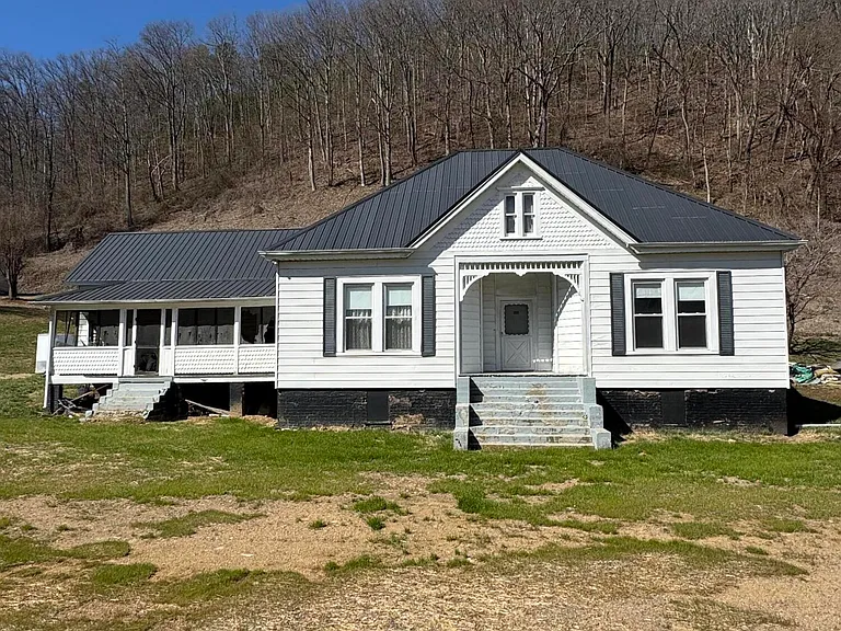 This beautiful 1900 farmhouse that’s across the street from the Nolichuckey is awaiting for you to channel your inner Joanna Gaines to bring this back to life!