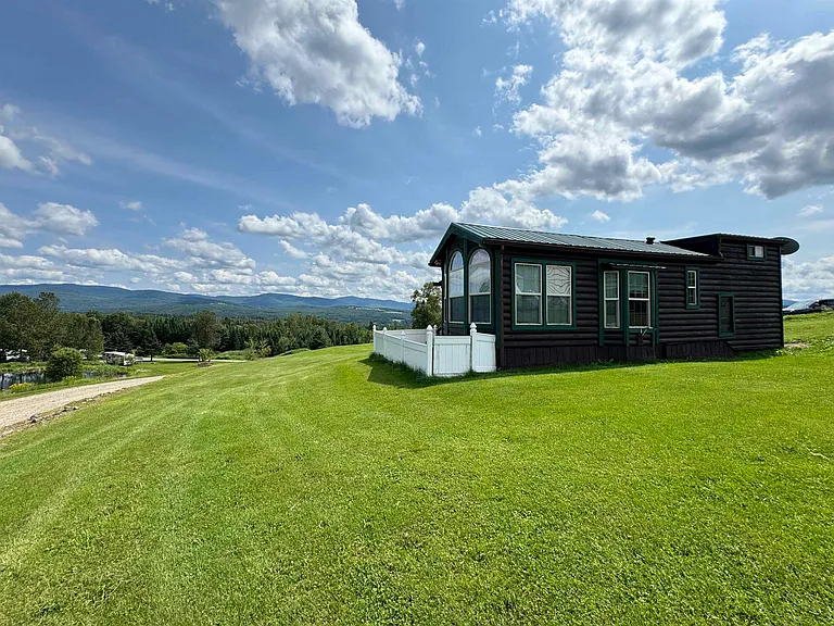 $45,000 JUST BRING YOUR BAGS! TURNKEY! MOTIVATED SELLERS! This 2001 park model mobile is located at Notch View Campground.