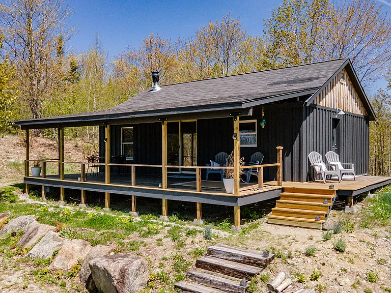Off-Grid Camp with Panoramic Views & Modern Comforts – Ready for Your Wilderness Dreams! $179,900