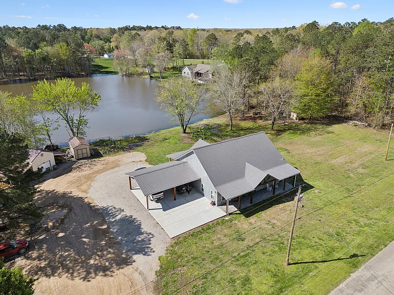 Modern Lakeside Barndominium Retreat with Loft, Expansive Porches & Scenic Views – Built in 2023