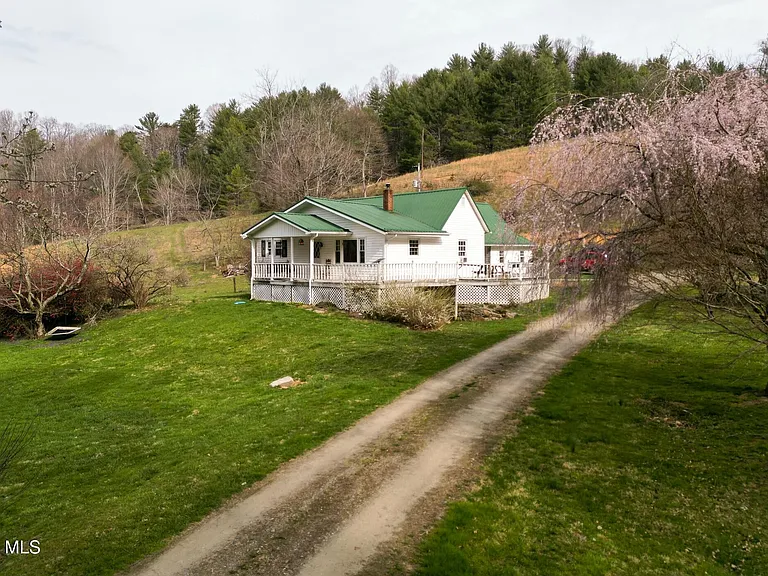 East Tennessee Mountain Haven – Renovated Home on 27.6 Acres with Barns, Creek & Pasture