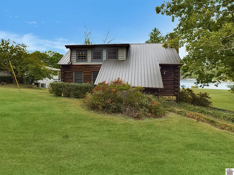Rustic Elegance on Lake Barkley – Charming Log Home with Waterfront Views, Modern Comforts & Timeless Appeal