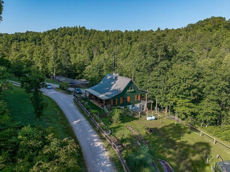 3-Bedroom Lodge with Guest Home on 150 Acres in Louisa, Kentucky