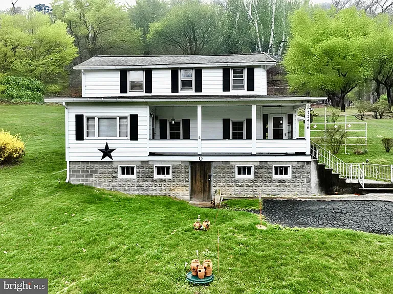 scape to the tranquility of country living with this charming 3-bedroom, 1-bathroom farmhouse situated on 1.75 acres of private land. $180,000