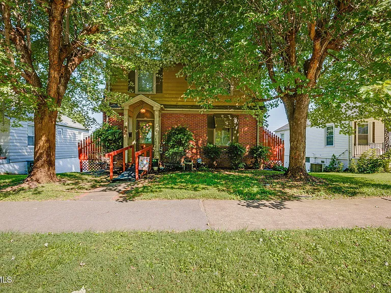 Welcome home to this adorable 2 bed 1.5 bath home in Elizabethton’s West side. $225,000
