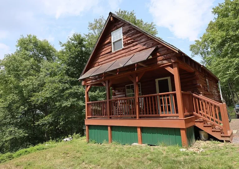 Your Cozy Mountain Retreat Awaits! ️        $169,000