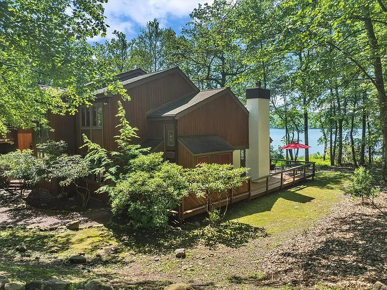 This rustic modern townhome offers a rare blend of luxury, location,…..