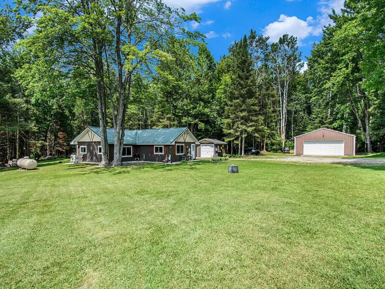 Charming Home on 20 Acres – A Peaceful Country Retreat