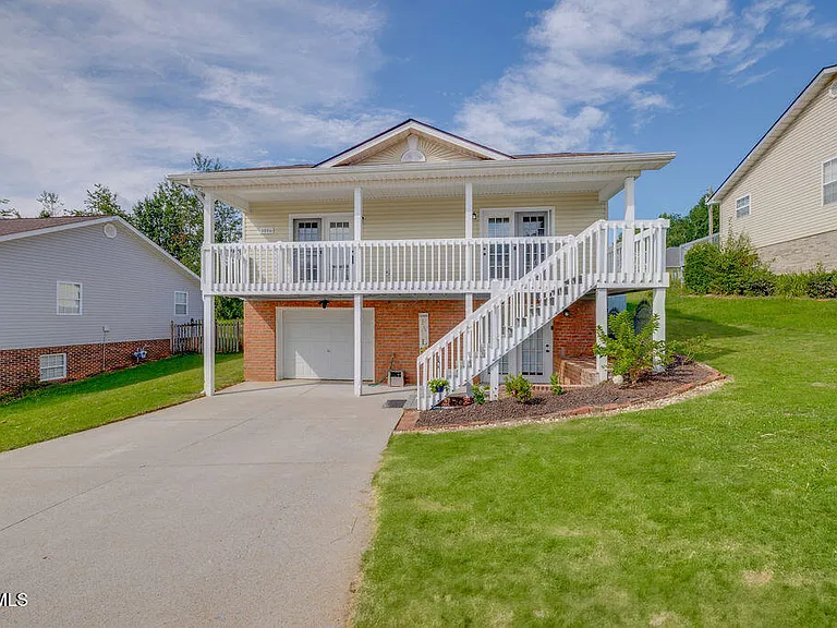 Move In Ready with Mountain Views and Prime Location $310,000