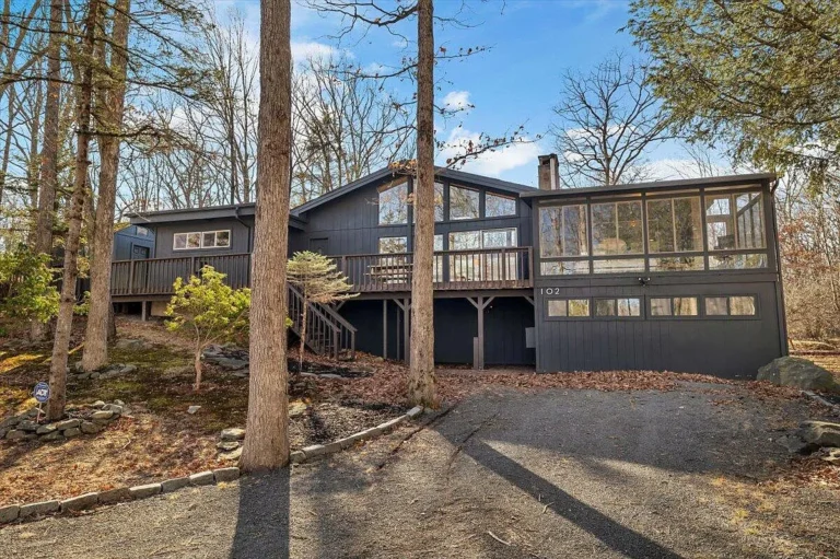 Spacious Lakeview Retreat in Milford, PA