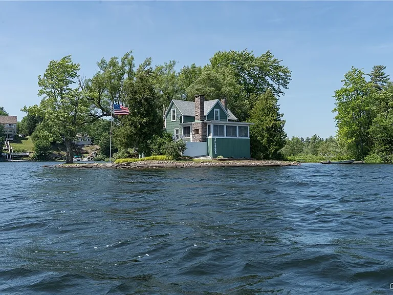 Charming Island Retreat with Panoramic Lake Views