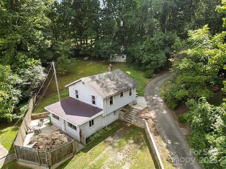 Experience the charm of country living with the convenience of a great location! $225,000