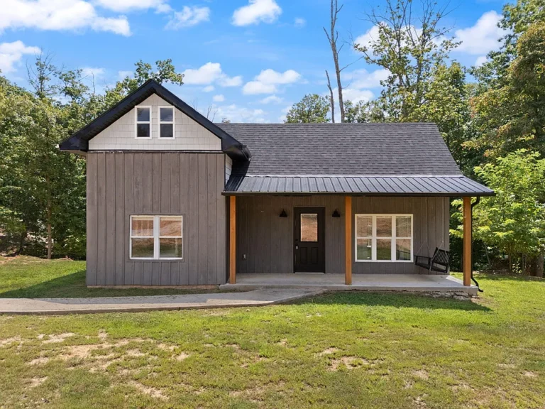 Charming Country Getaway on 1 Acre – 20 Mins from Irvine, KY