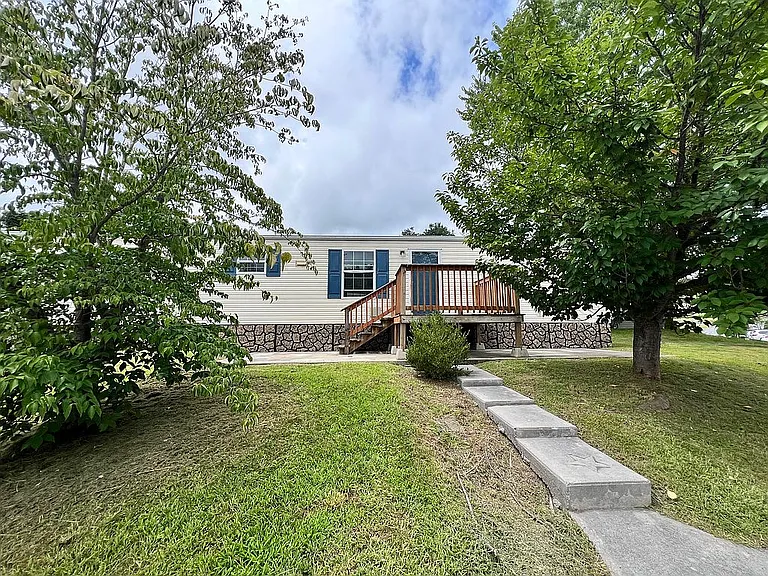 Make this gorgeous Clayton 2012 home yours! Located in a great community. $28,000