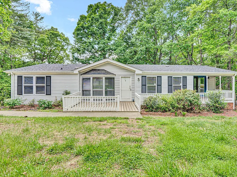 Beautifully renovated ranch-style manufactured home located in a quiet cul-de-sac! $194,900