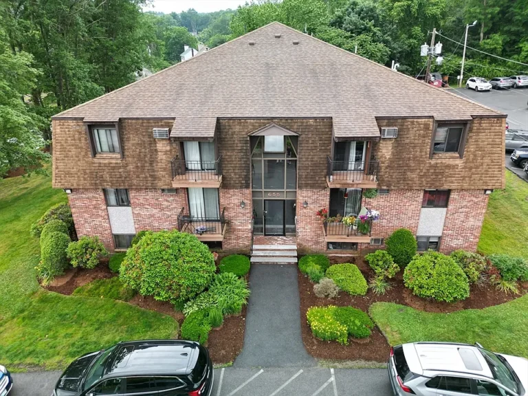Stylishly Renovated Condo at Riverbend – Modern Living Made Easy!