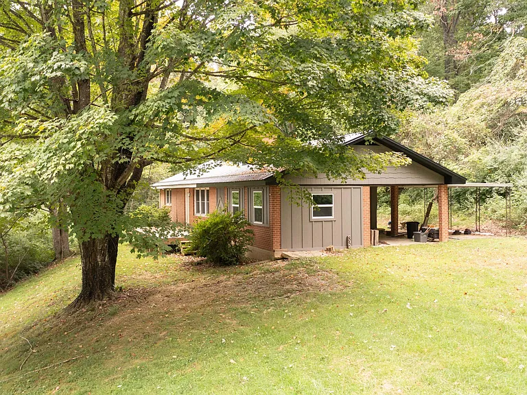 Come take in the views and embark on this rare opportunity to put your touch on this Botetourt county ranch. $160,000