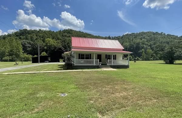 11 Acres with Farmhouse and Barn in Louisa, Kentucky