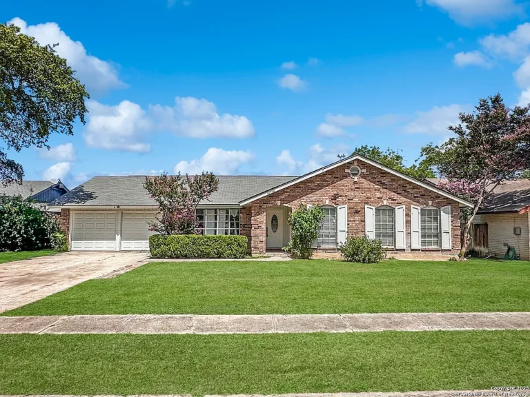 Spacious 4-Bedroom Home with Modern Kitchen & Covered Patio – Valencia North East $199,900