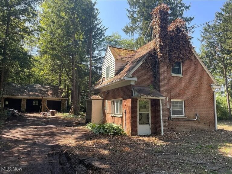 30 Acres with Home, Garden House, and Barn in Chardon, Ohio