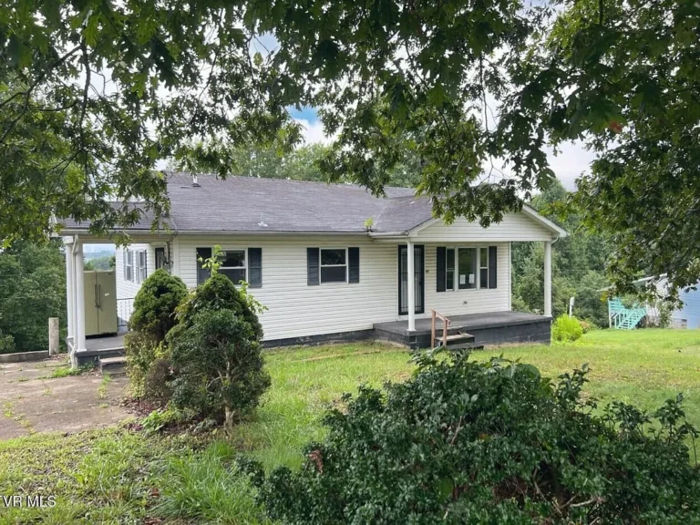 3-Bedroom, 1-Bath Fixer-Upper with Stunning Mountain Views!