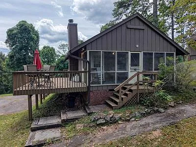 Your furnished lake-view cottage retreat is ready! $179,550