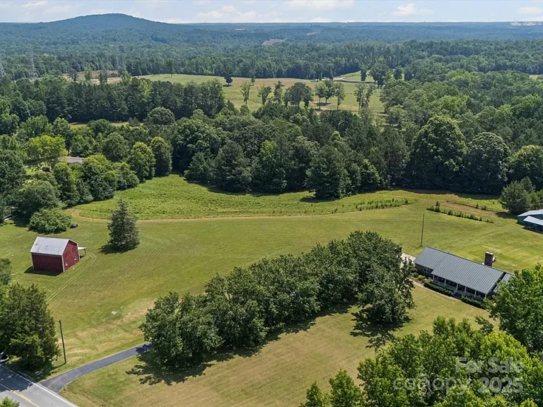 Picture-Perfect Country Living on 7.569± Acres