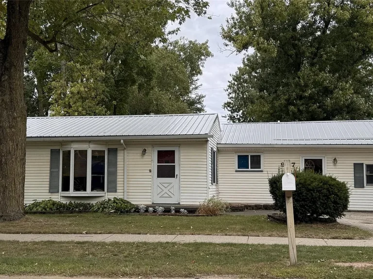 Charming Updated Ranch with All-Sports Lake Privileges on Long Lake — 957 Miller Rd, Lake Orion