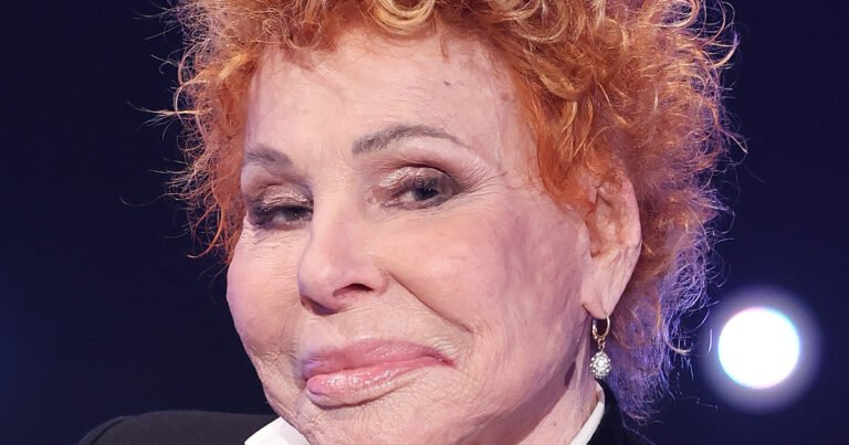 Beloved singer dies after suffering heart attack at home