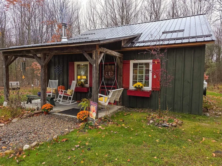 Cozy 2-Bedroom Cottage with Greenhouse