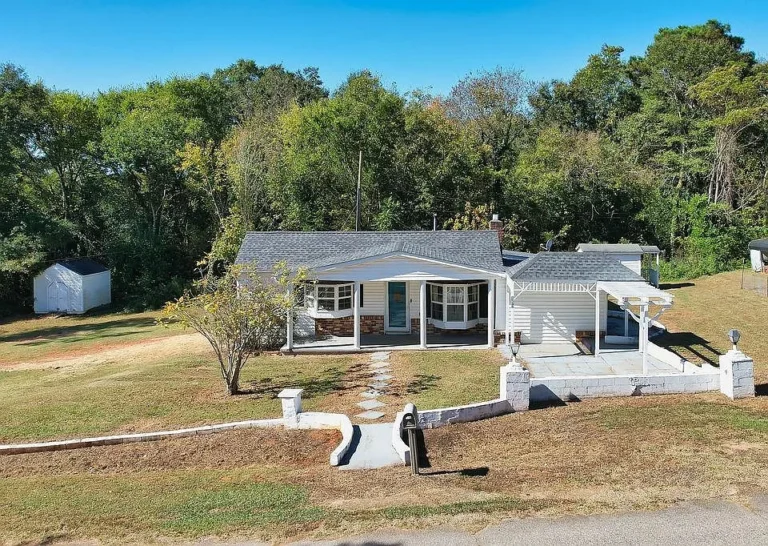 “Charming Country Retreat Near Cowpens – 2BR/1BA Home with Workshops & Outdoor Living Spaces”