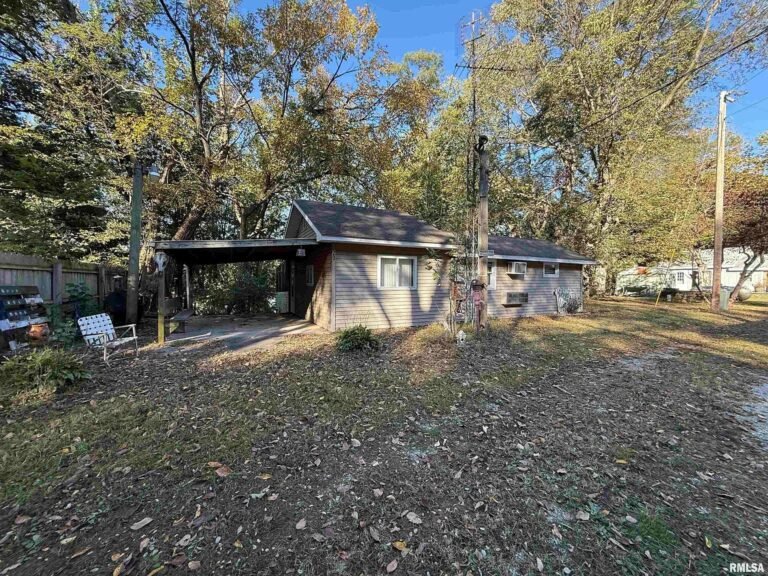 Cabin Retreat with 50 Acres in Keithsburg, Illinois