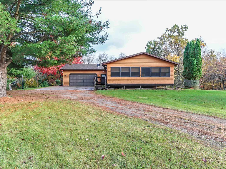 Tranquil Lakeside Living Near Waupaca