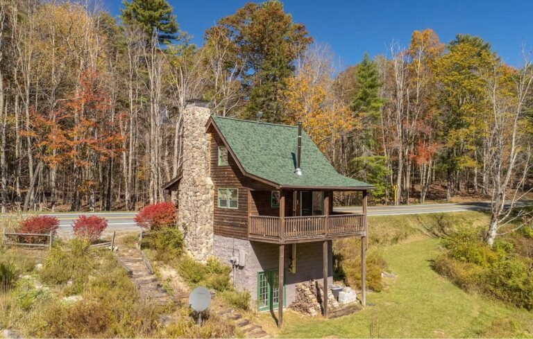 Cabin with 1.75 Acres in Hillsboro, West Virginia
