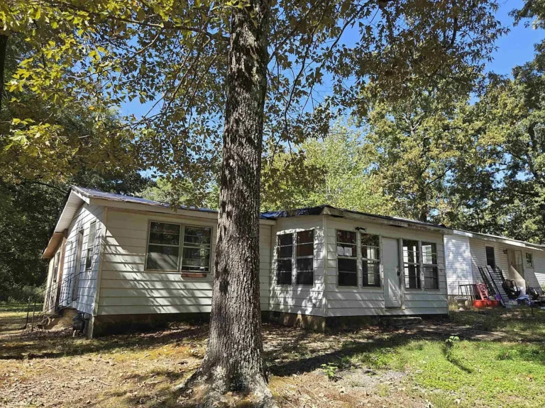 Spacious One-Bedroom Fishing Cabin Retreat on a Quiet Dead-End Street