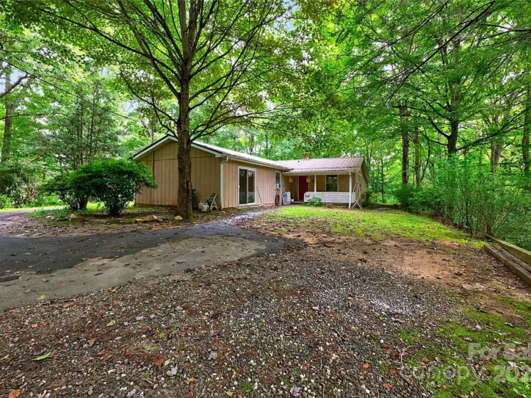 Charming Mountain Fixer-Upper on 2+ Acres – Privacy, Natural Light & Homestead Potential